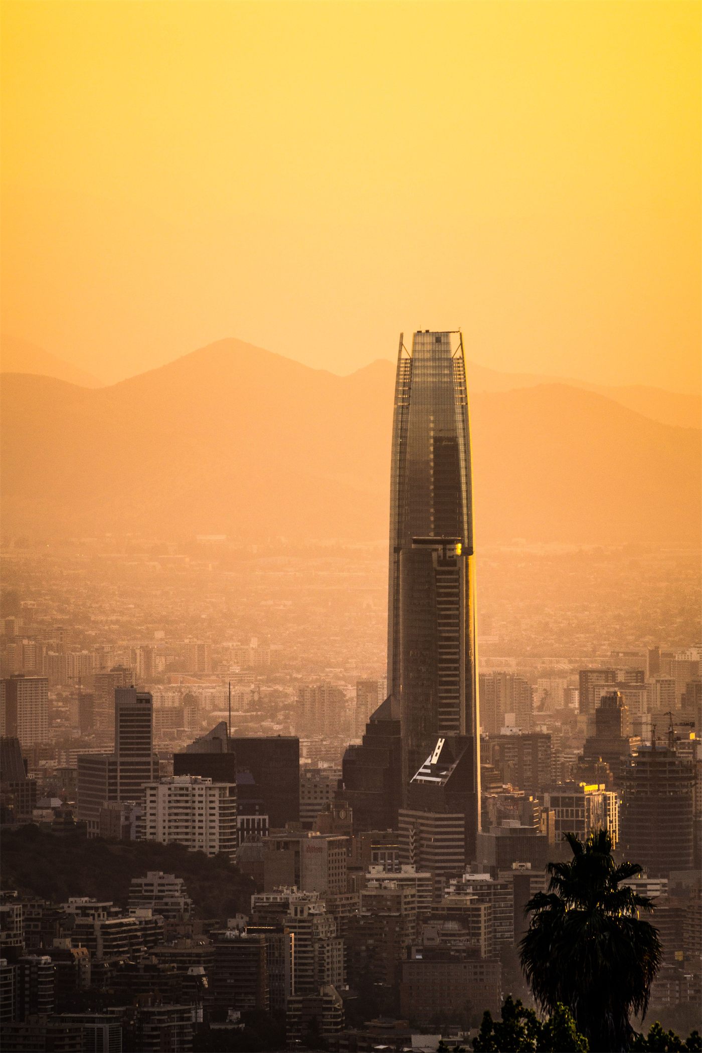 Santiago de Chile al atardecer, con la Gran Torre y la cordillera al fondo