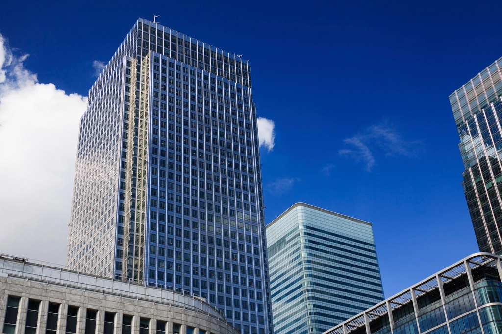 Torres de oficinas modernas vistas desde abajo contra un cielo despejado